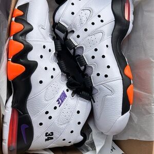 Nike White and Black Athletic Shoes with Retro Design